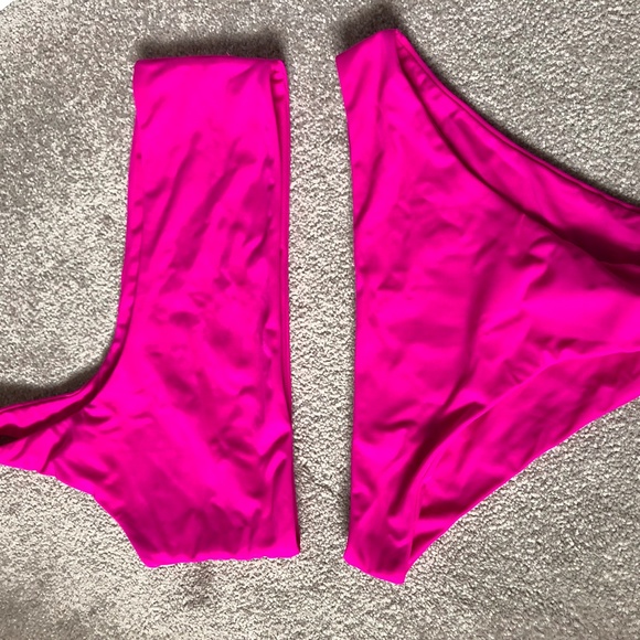 Bikini - Picture 2 of 2